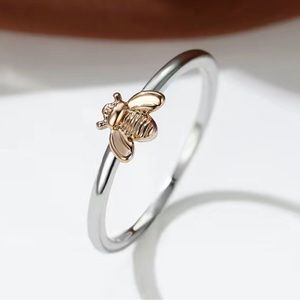 Dainty Honey Bee Ring 🐝